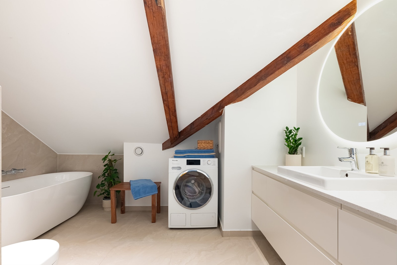 Badet ble totalrenovert i desember 2024, og er delikat flislagt på gulv og vegger med varme i gulvet. Galleribilde