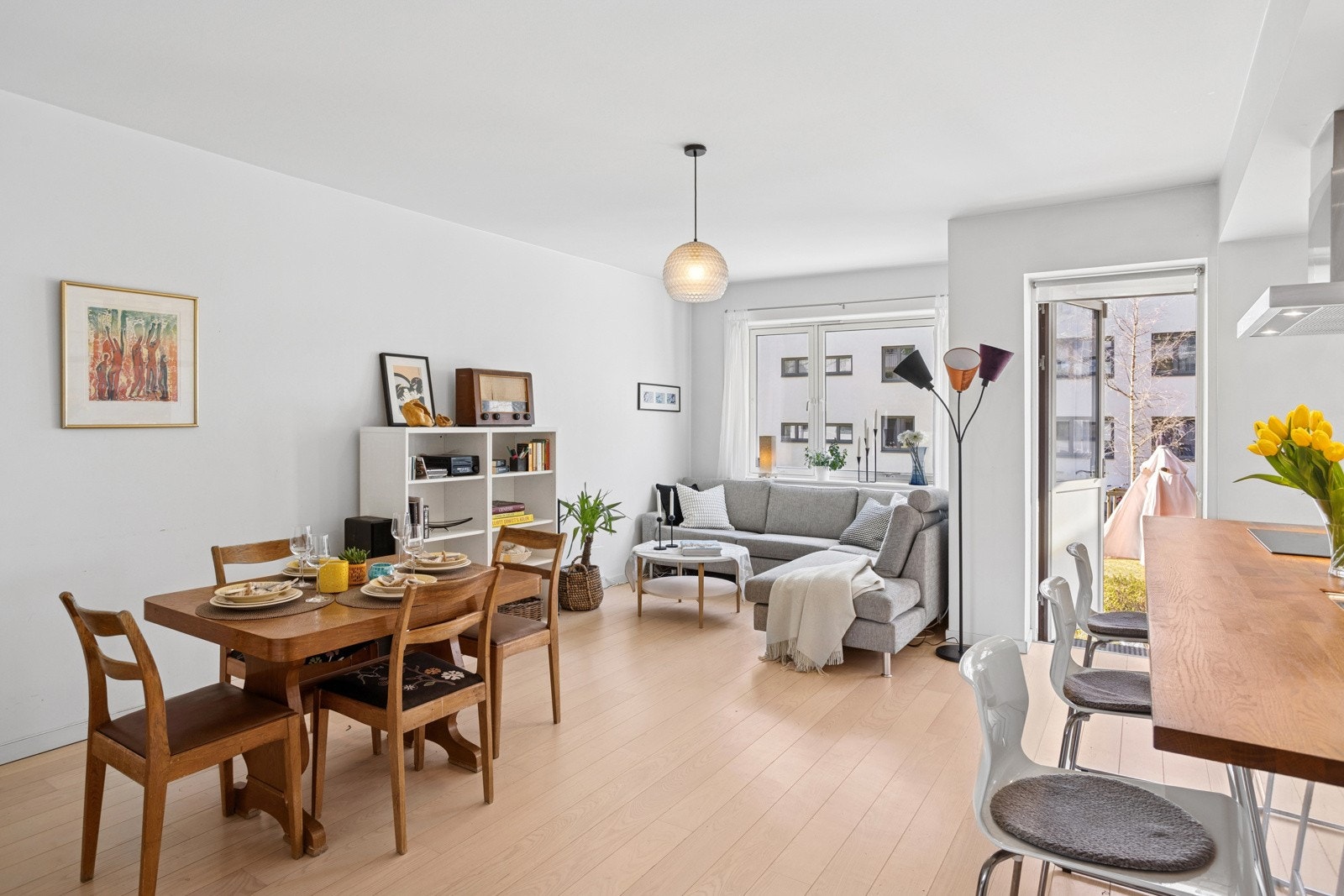 Stuen har god plass til både sofagruppe og spisebord Galleribilde