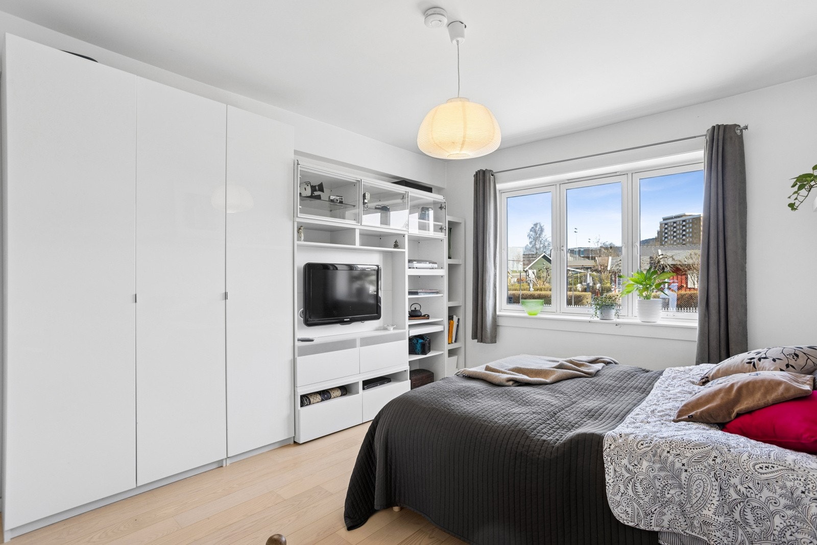 Boligen ligger inntil Hjemmets kolonihager - begge soverommene vender ut mot denne Galleribilde