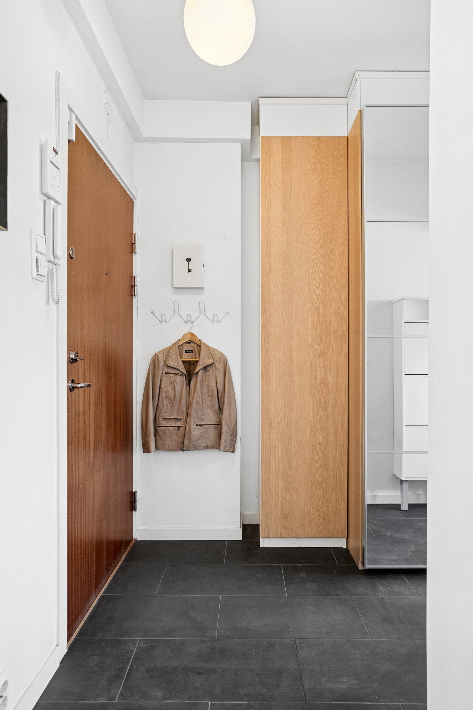 Fra lys entré med varmekabler i gulv Galleribilde