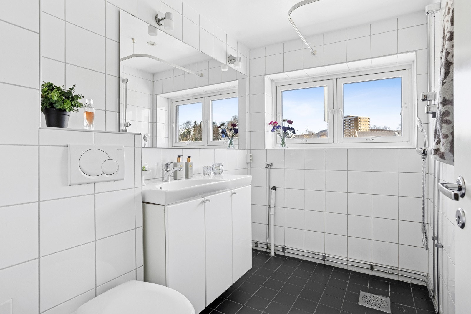 Pent, flislagt bad med varmekabler i gulv og vindu Galleribilde