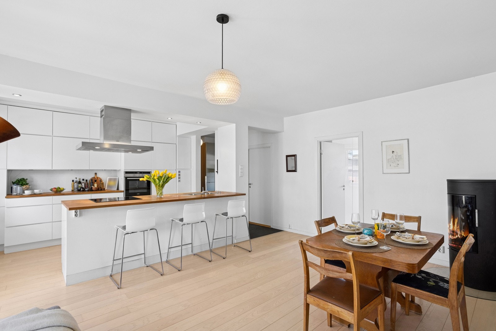 Moderne kjøkken med god oppbevaringsplass og integrerte hvitevarer i åpen løsning mot stue Galleribilde