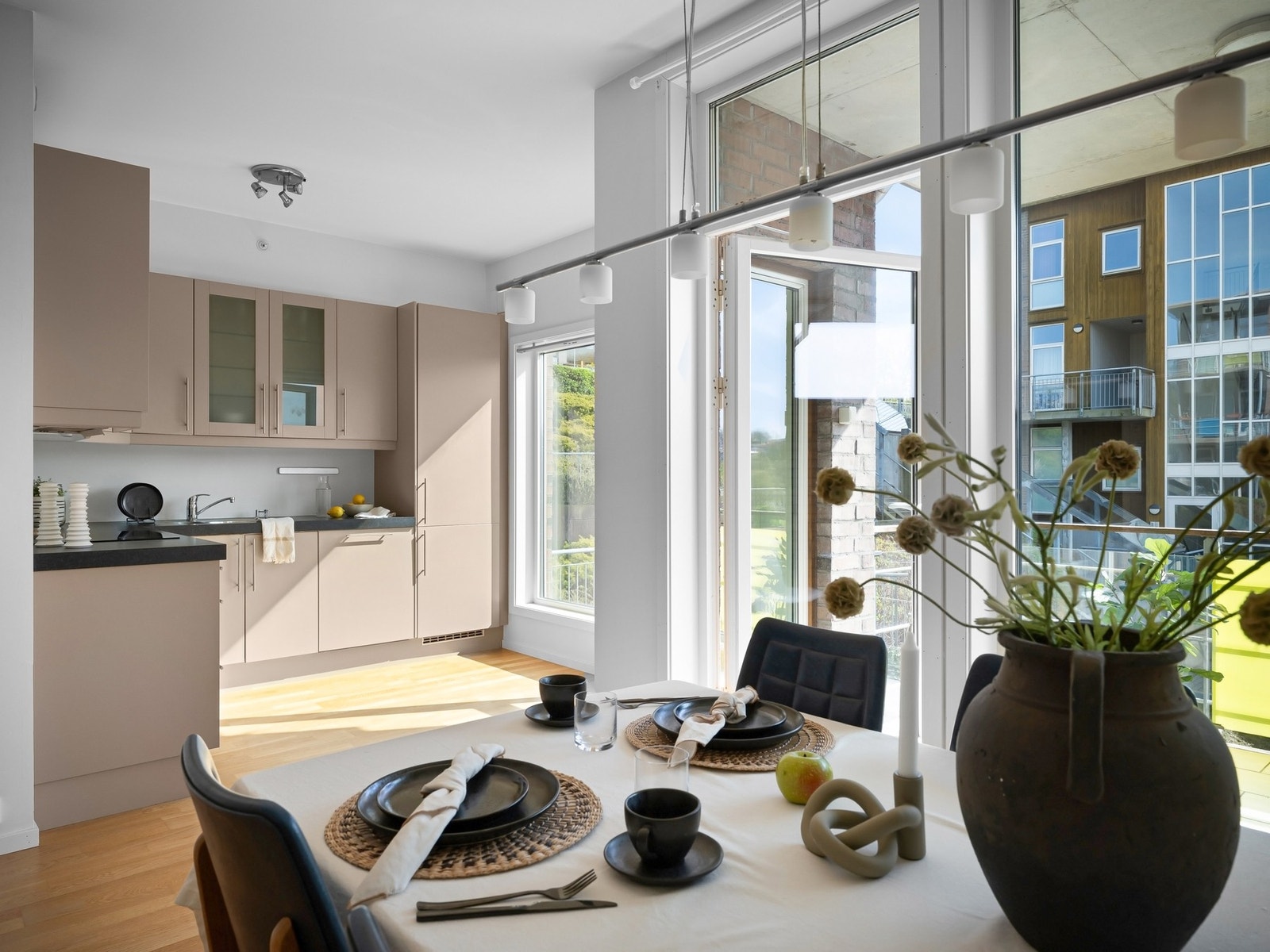 En lys og lekker leilighet med store vindusflater Galleribilde