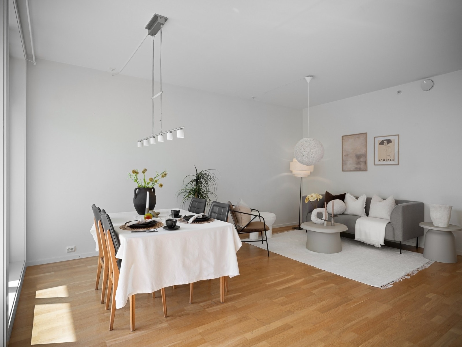 Stue med plass til forskjellig møblering Galleribilde