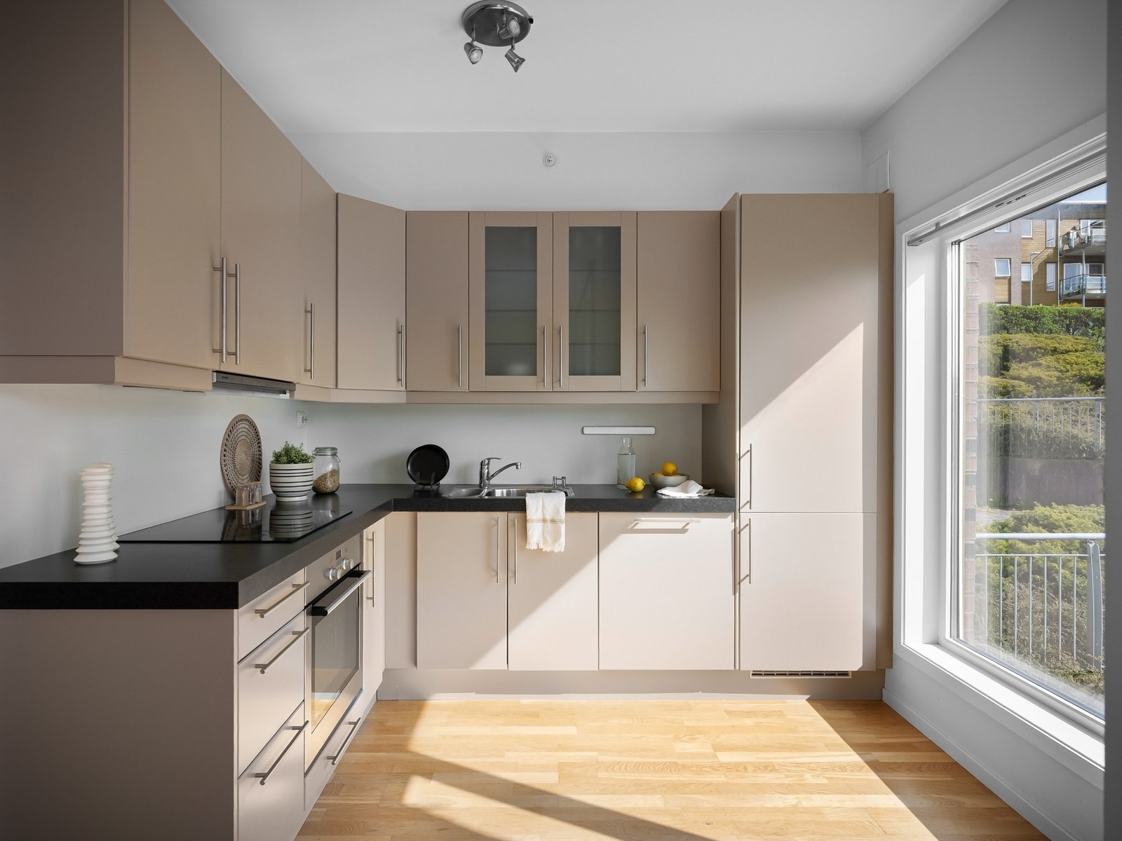 Pent kjøkken med integrerte hvitevarer Galleribilde