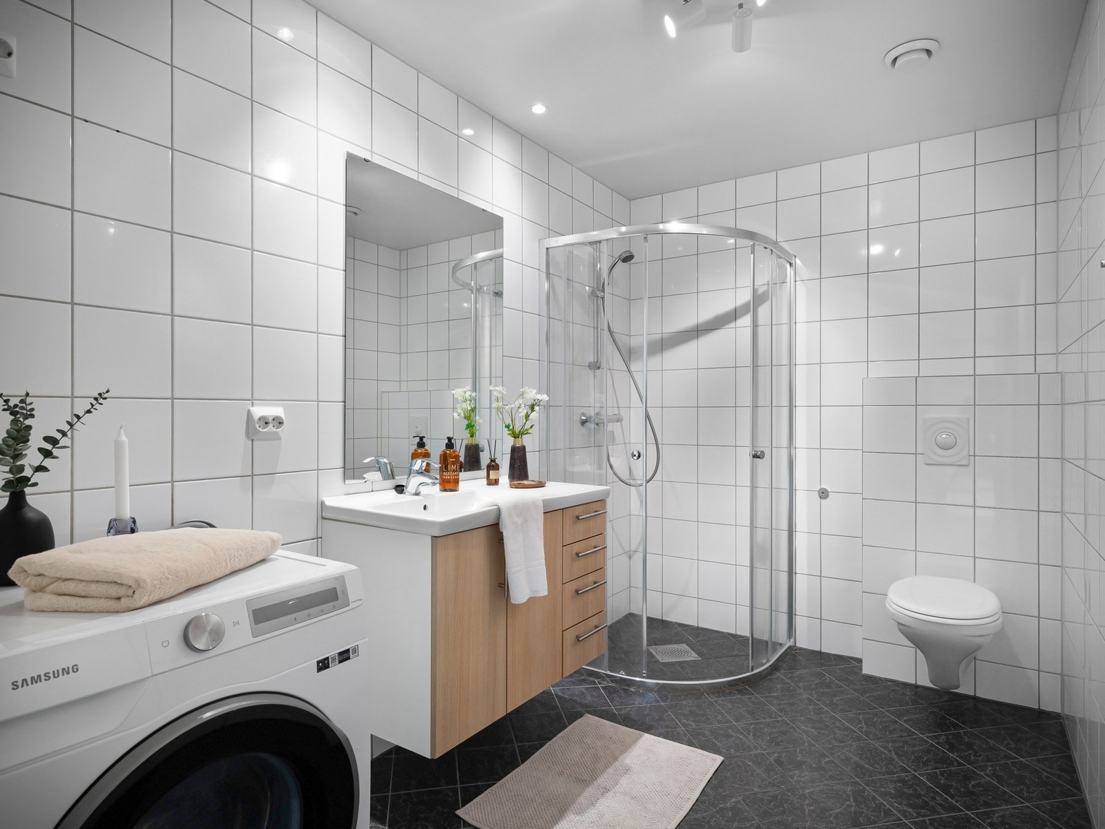 Pent og tidløst helfliset bad Galleribilde