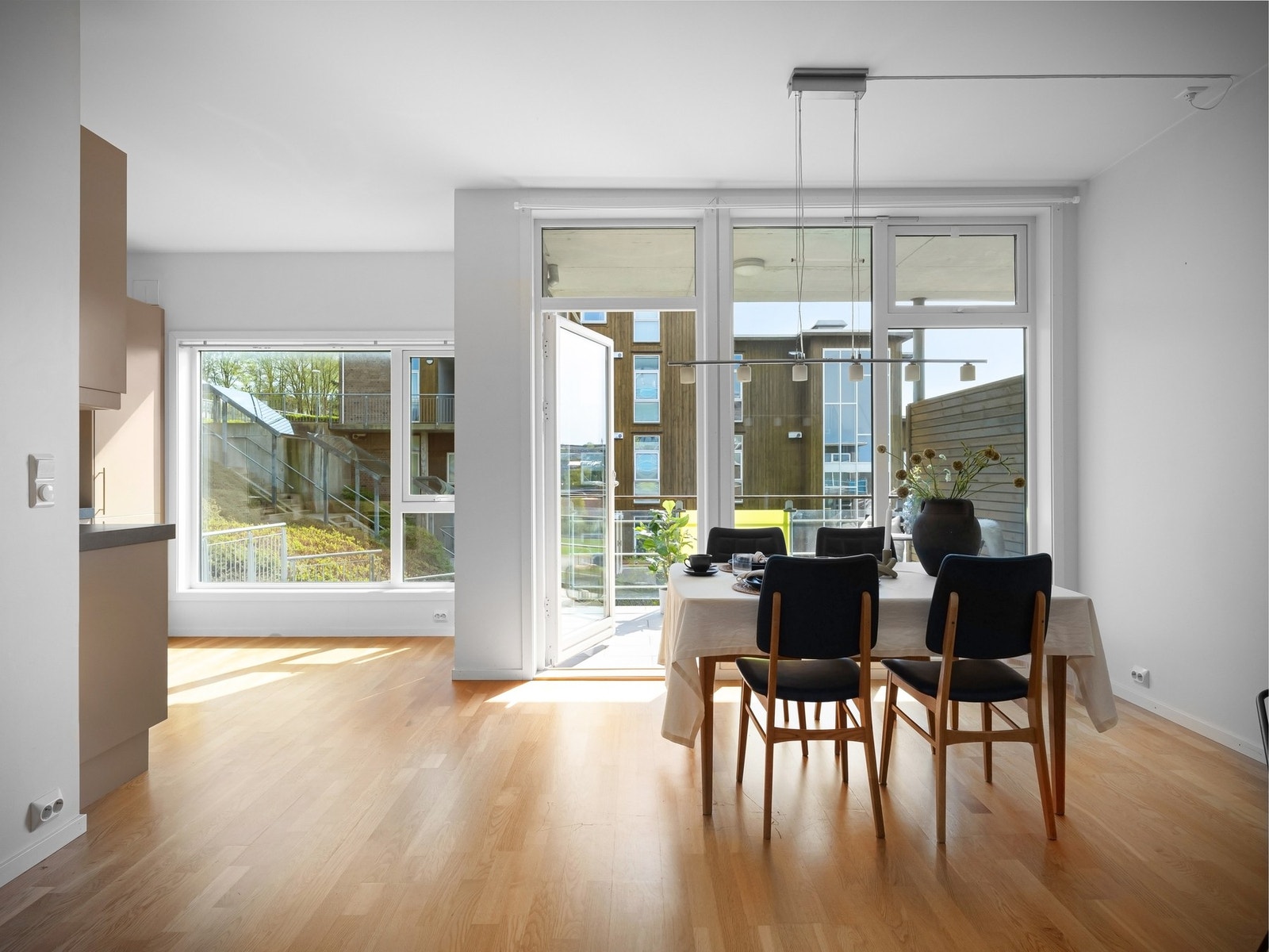 På kjøkkenet er det plass til et lite spisebord i kroken ved vinduene Galleribilde