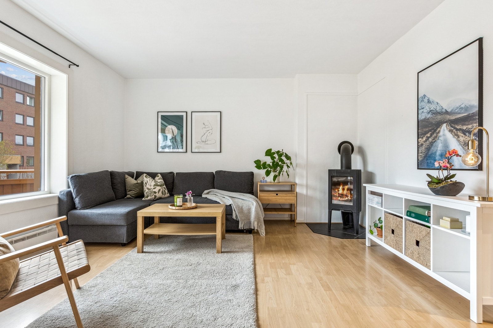 For oppvarming har leiligheten vedovn som bidrar til lun temperatur på kalde vinterdager. Galleribilde