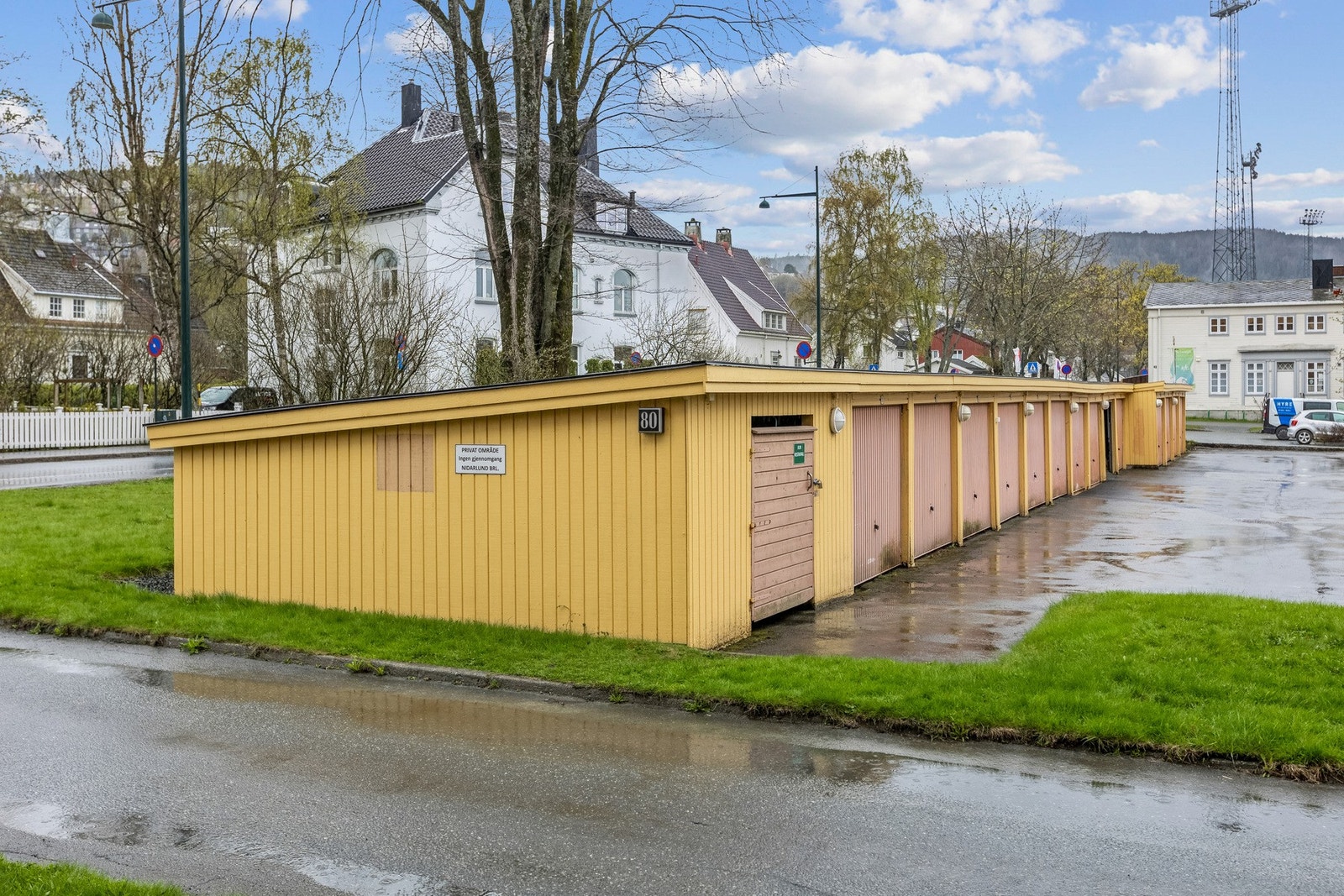 Det er gode parkeringsmuligheter i borettslaget. Galleribilde