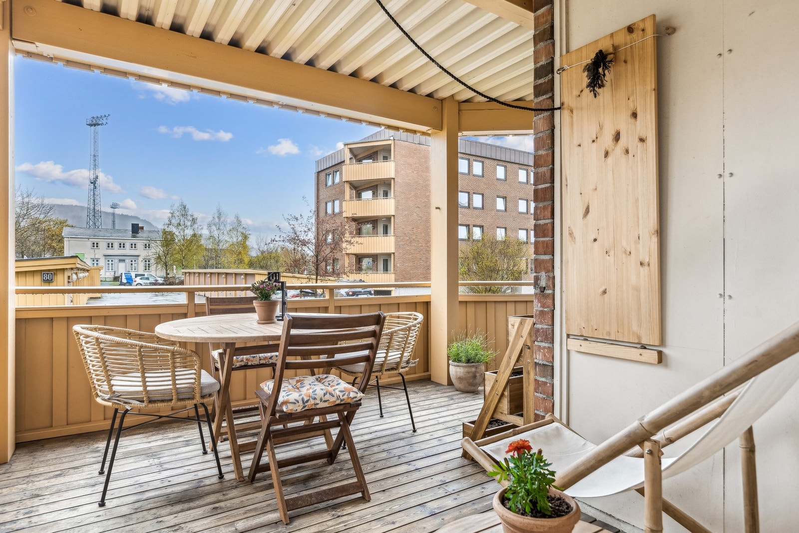 Dette er en flott 2-roms endeleilighet med ypperlig beliggenhet i et stille, men svært sentralt strøk på Øya. Galleribilde