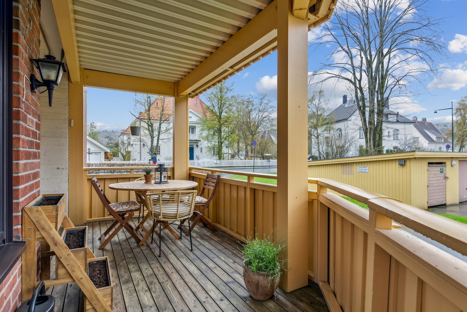 Utebelysning gjør verandaen til et hyggelig oppholdssted på kveldstid. Det tillates bruk av elektrisk/gass grill. Galleribilde