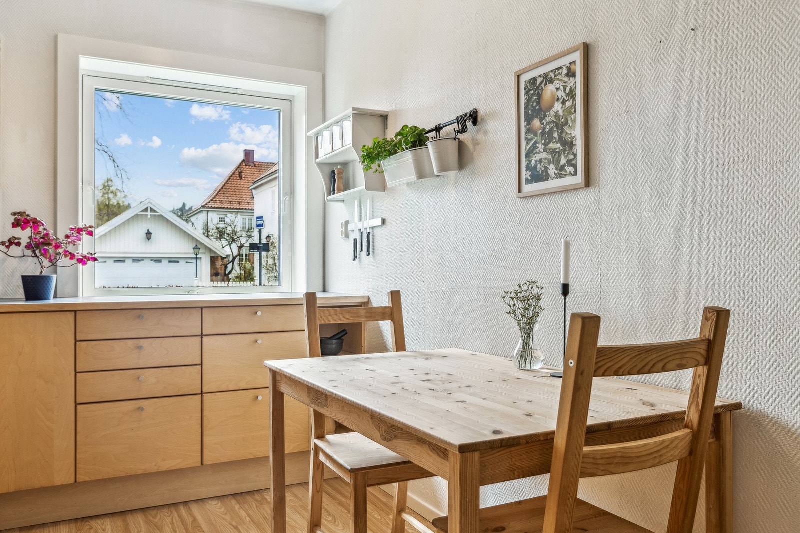 Det er integrerte hvitevarer som stekeovn, platetopp, oppvaskmaskin og kjøleskap med fryser. Galleribilde