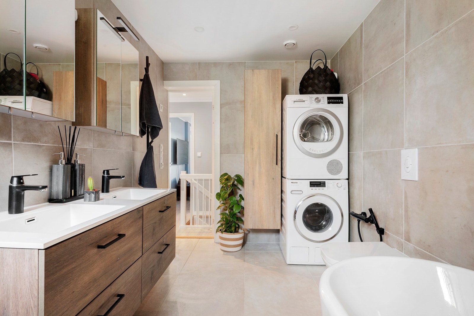 Badet har varmekabler i gulv og opplegg for både vaskemaskin og tørketrommel Galleribilde