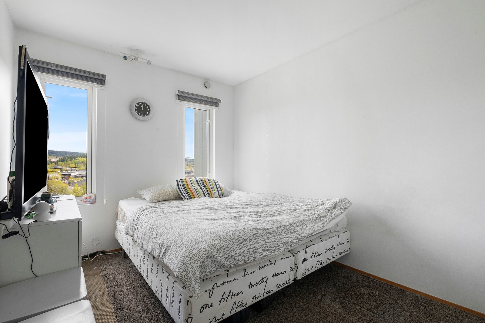 Soverommet gir rikelig med plass til garderobeskap og kommoder.
Soverom for hybeldel. Galleribilde