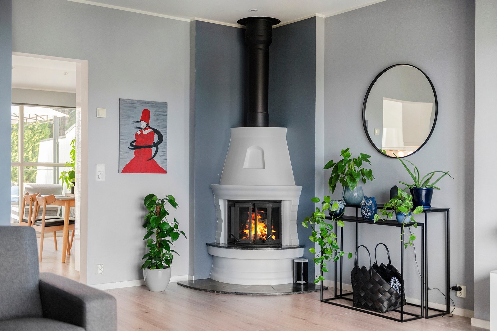 Stuen har peis som skaper lunhet og hygge på kjøligere dager Galleribilde