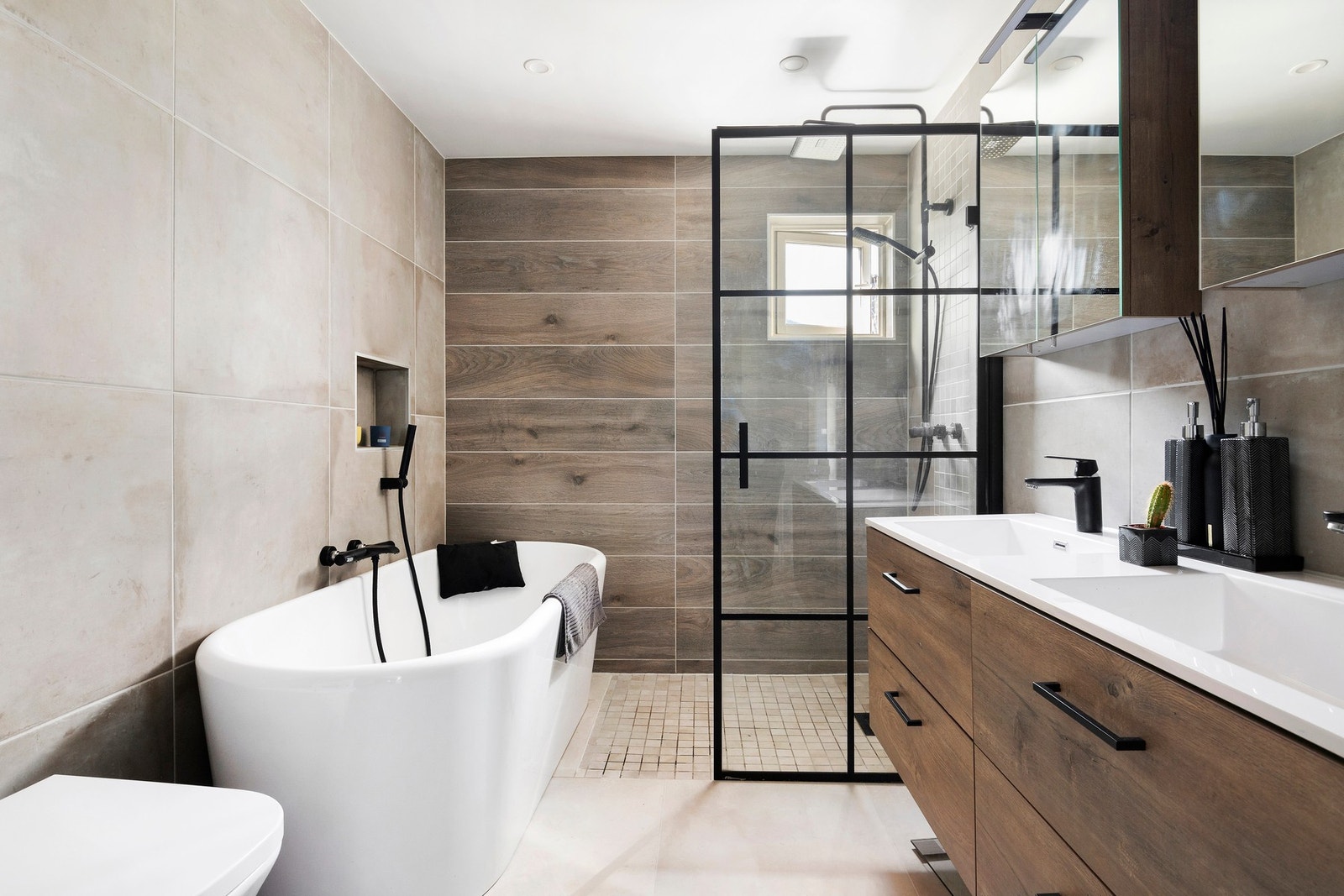 Badet har flislagte overflater med slett hvitmalt tak. Galleribilde