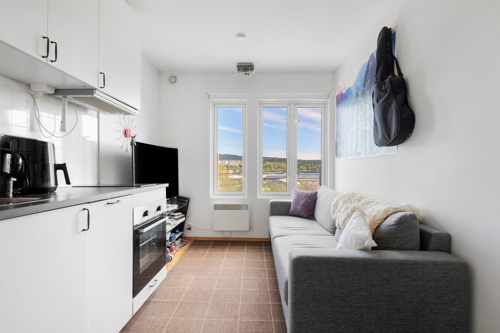 Kjøkkenet har glatte fronter med benkeplate er av laminat.
Plass til sofa/sovesofa og et lite spisebord. Galleribilde