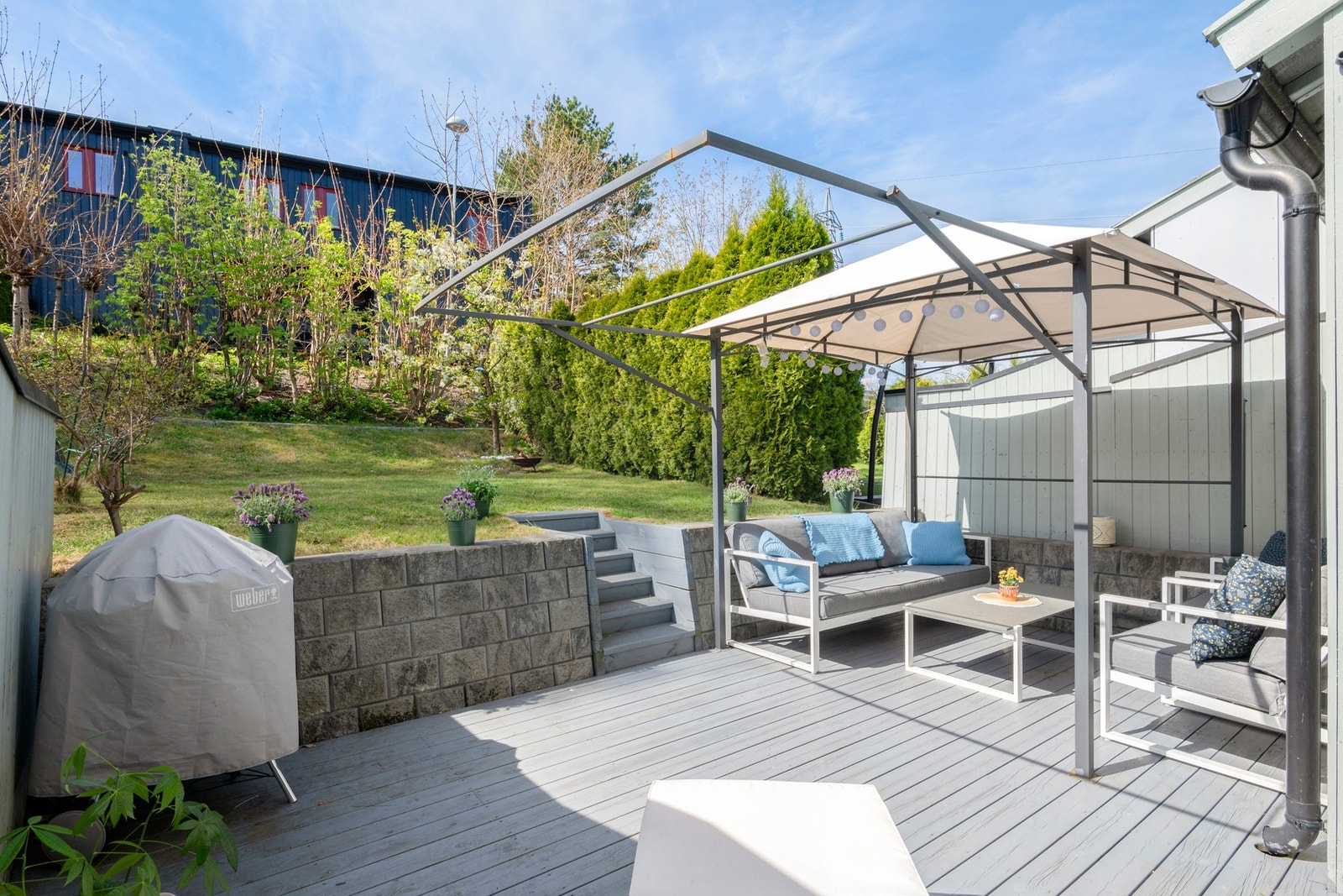 Fra stuen er det utgang til romslig terrasse samt hage Galleribilde
