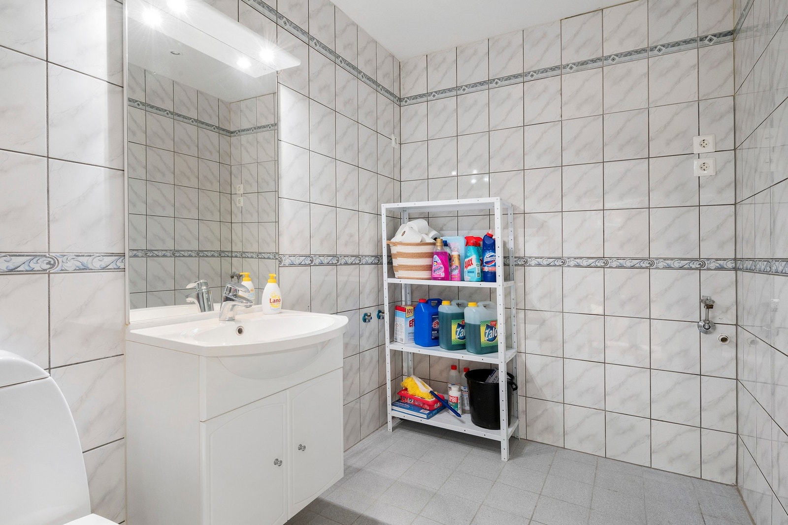 Badet har flislagte overflater med varmekabler på gulv. . Badet har sanitærutstyr som toalett og vask, det er opplegg til badekar. Galleribilde