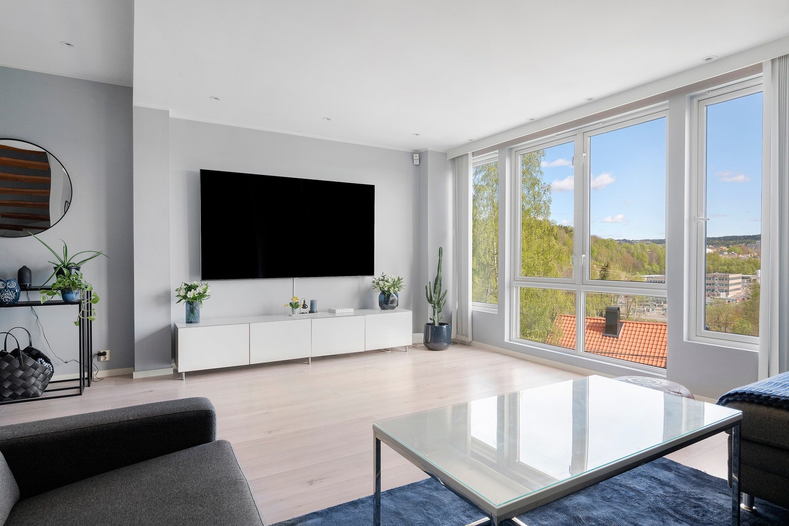 Stuen er av svært god størrelse og har plass til sofaseksjon og diverse møblement. Galleribilde