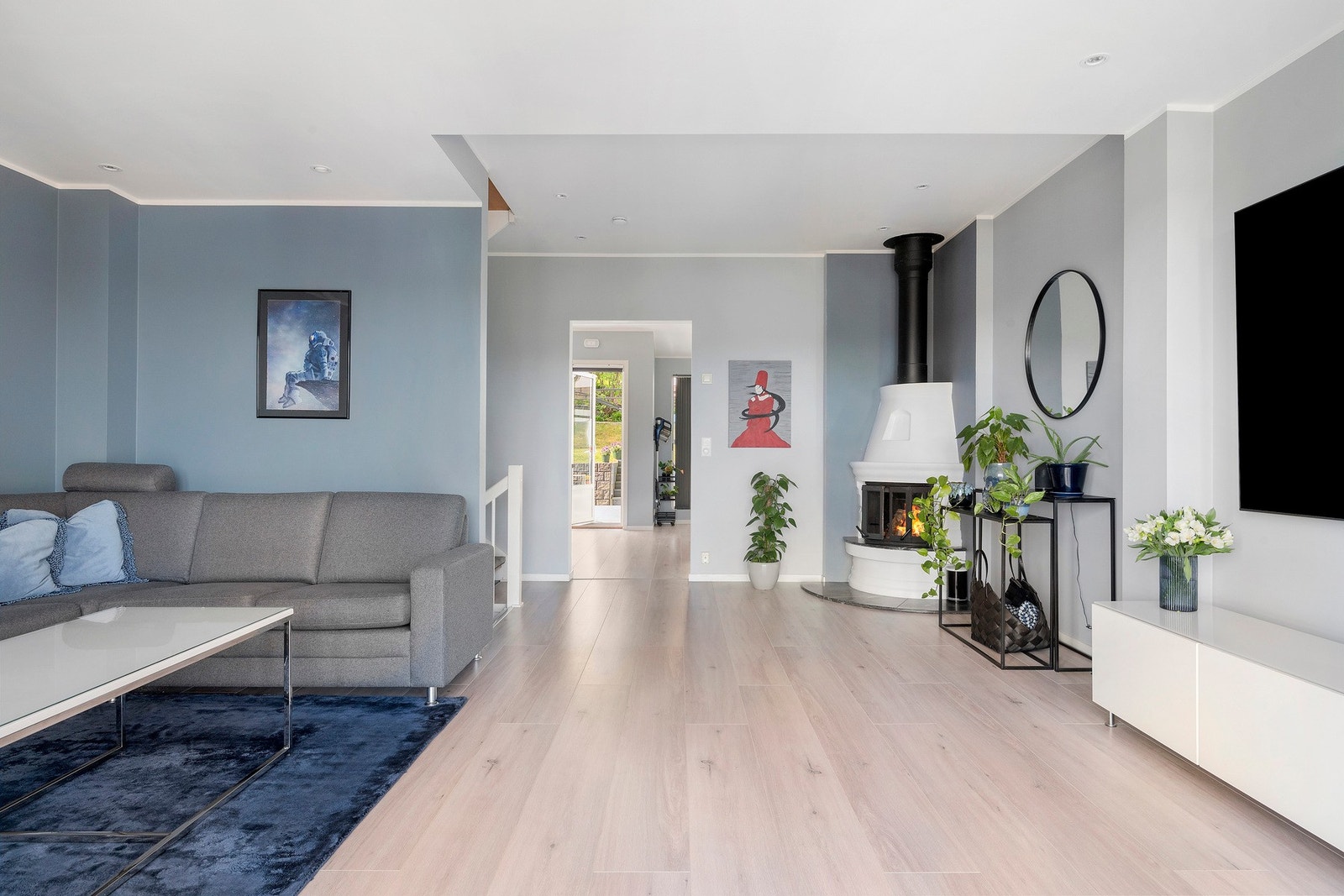 Stuen er malt i tidsriktige fargevalg og fremstår moderne og lekker. Galleribilde