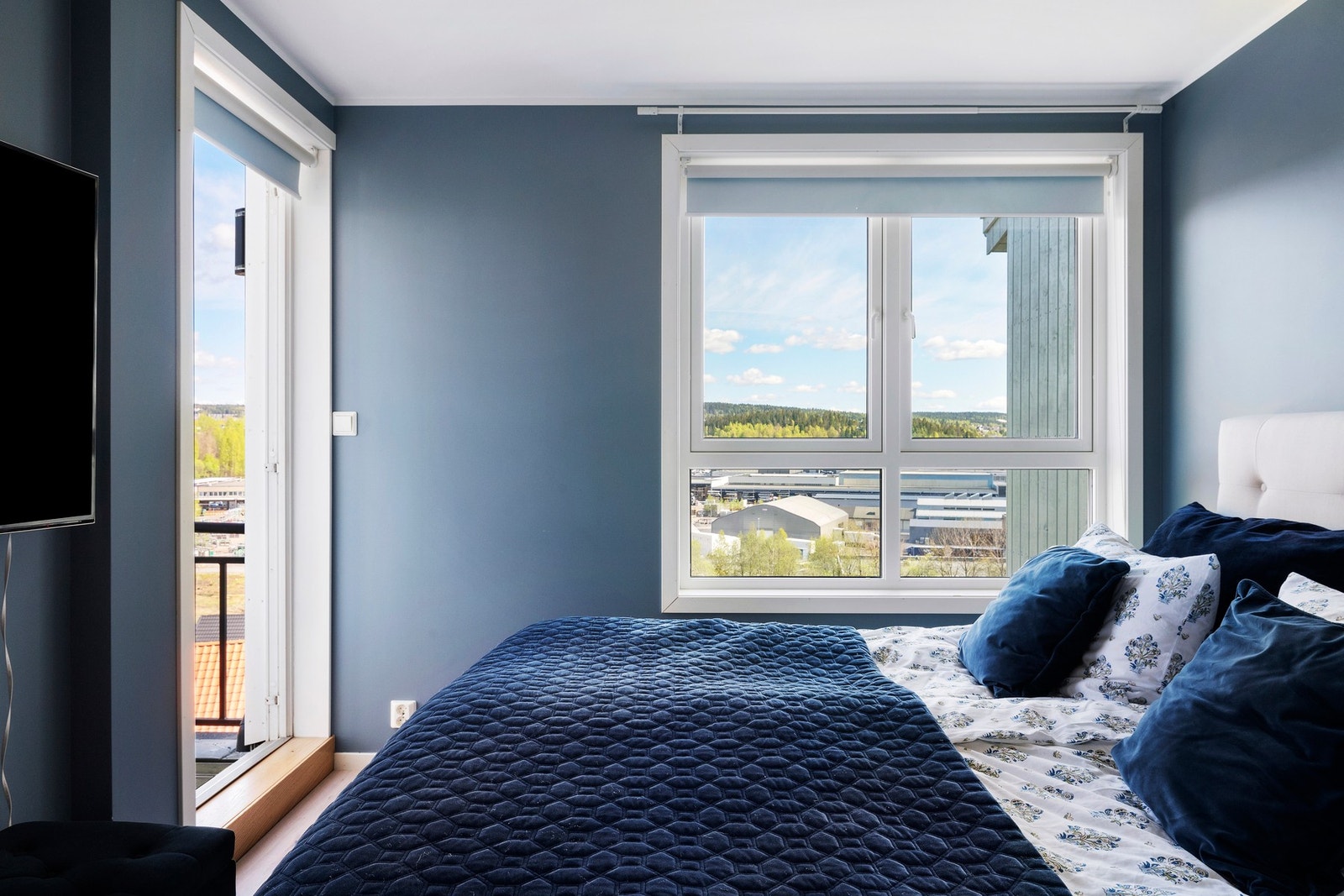 De store vindusflatene slipper inn rikelig med lys og skaper en herlig atmosfære. Galleribilde