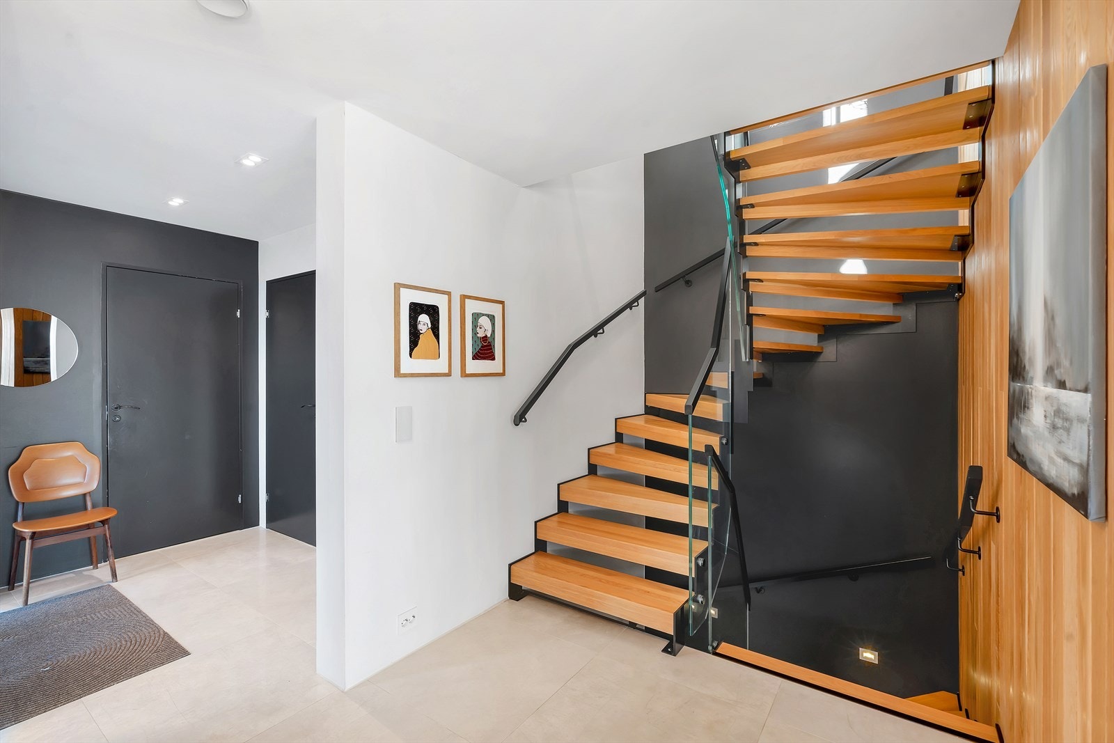 Flott trapp av solide og tidsriktige materialer tar deg mellom boligens tre etasjer. Galleribilde