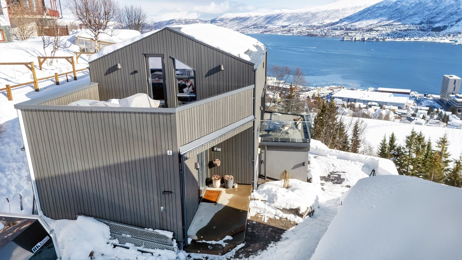 Hovedenheten har også en romslig balkong på tredje plan, med svært gode solforhold for de lange sommerdager. Galleribilde