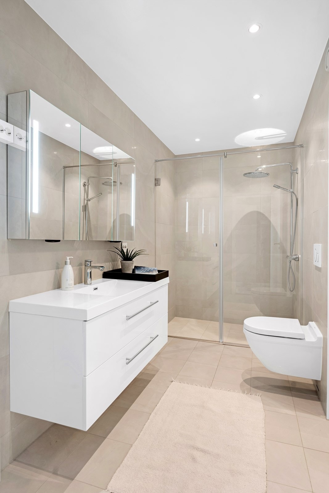 Hovedenhetens andre bad ligger også på første plan. Komplett flislagt, med moderne innredninger, høy standard og behagelige fargevalg. Galleribilde