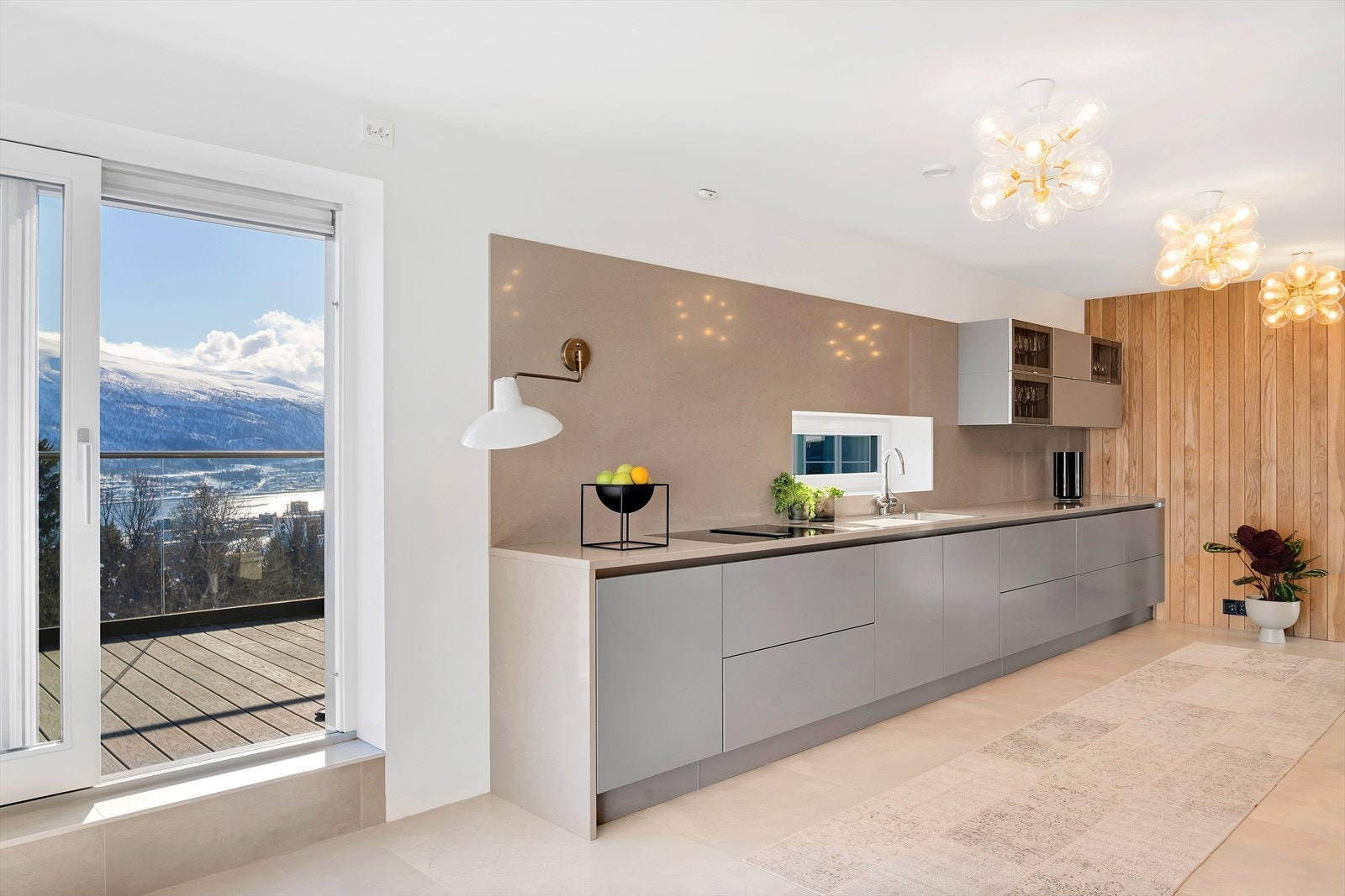 Med ventilator integrert i platetoppen, og de øvrige hvitevarene innebygd i grovkjøkkenet, får man mye benkeplass og en sosial atmosfære. Galleribilde