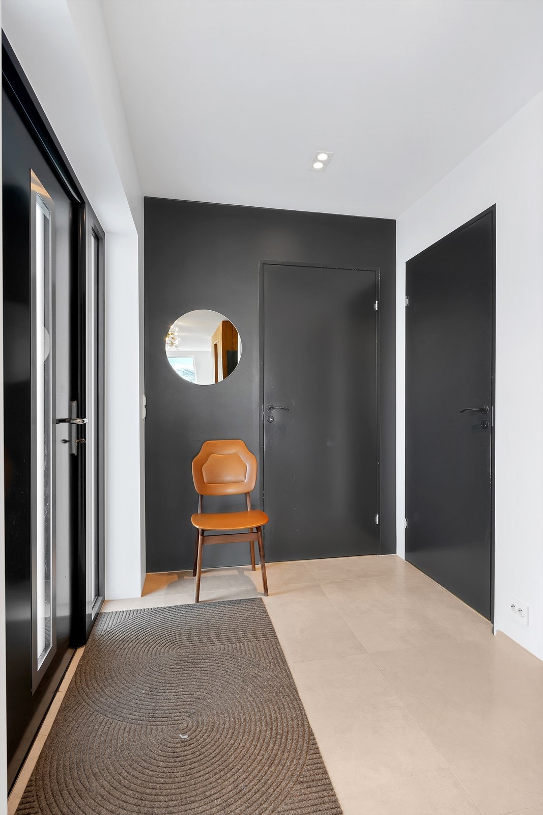 Velkommen inn! Flislagt og romslig entré med inngang til boligens andre walk-in garderobe. Galleribilde