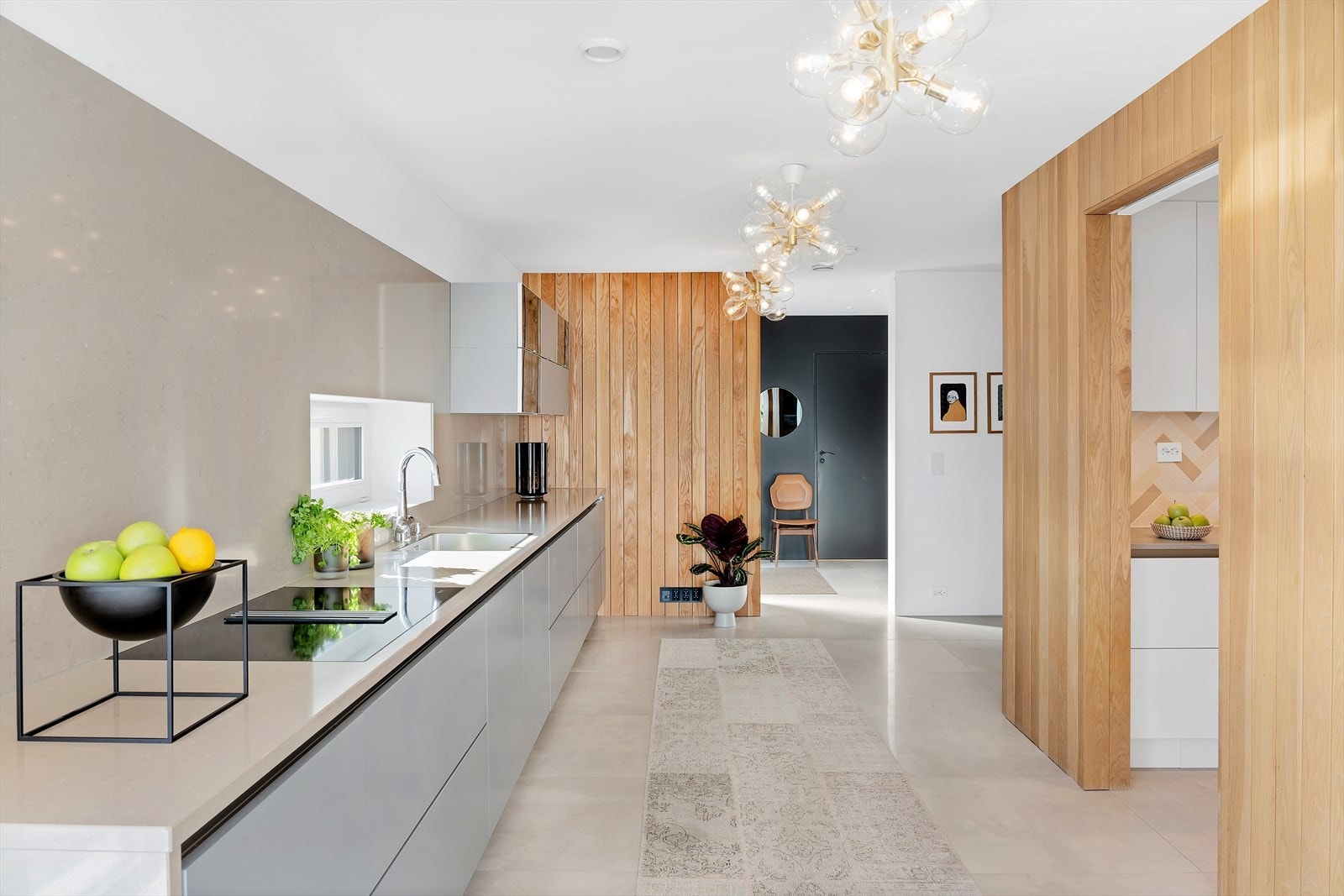 Flott og gjennomtenkt innredning gjør kjøkkenet til et vakkert møblement i boligen. Galleribilde