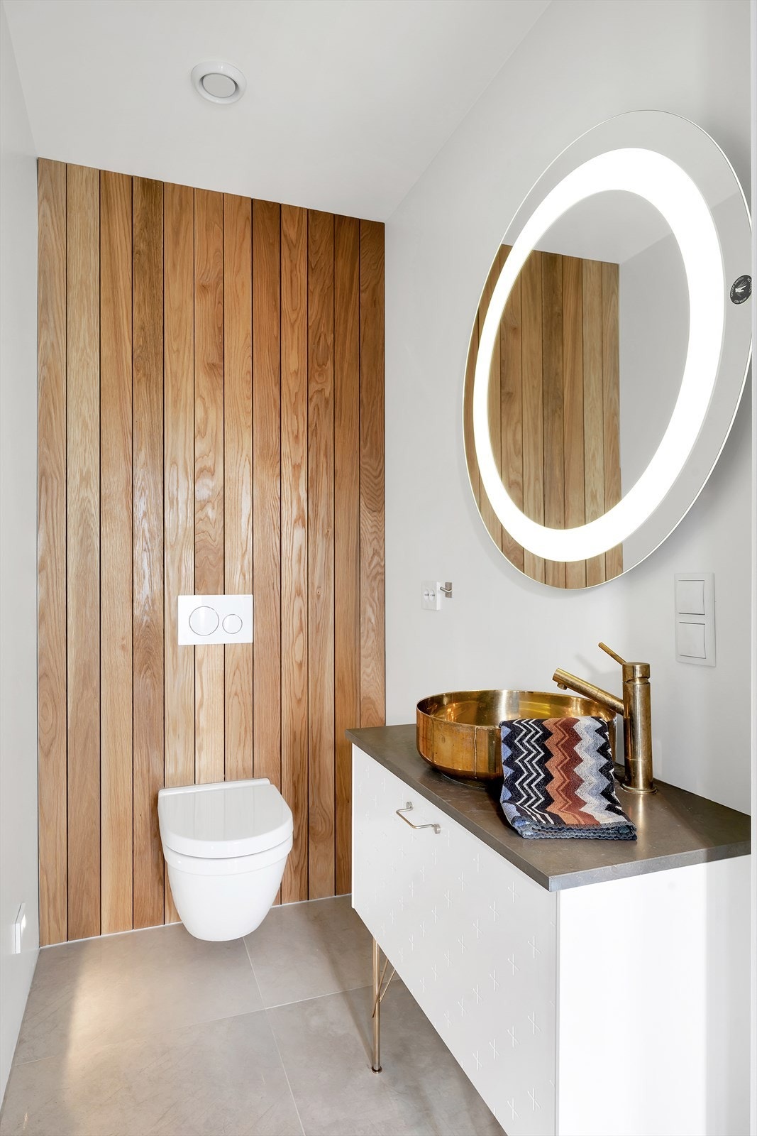 Boligens andre plan er videre utstyrt med et pent og praktisk toalettrom. Galleribilde