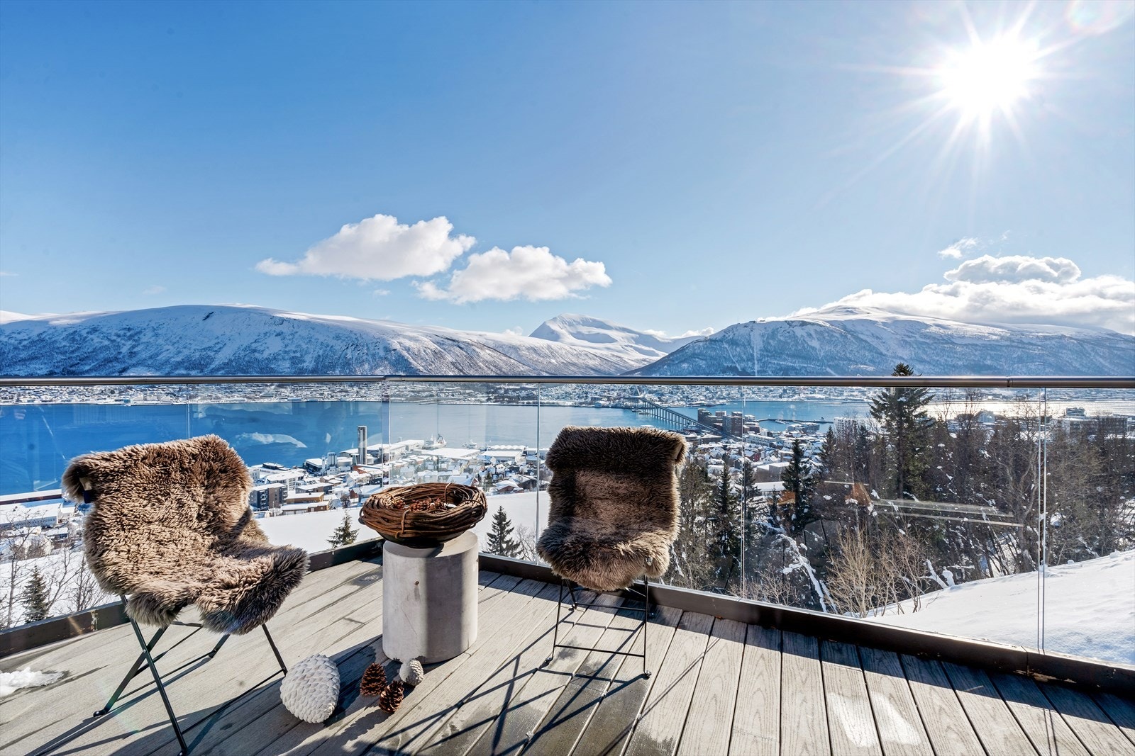 Med utsøkt beliggenhet byr boligen på en fantastisk og uavbrutt utsikt med svært gode solforhold. Galleribilde