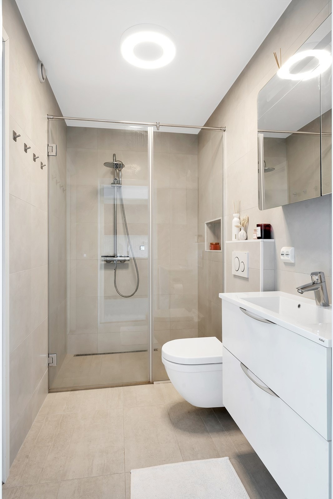 Lekkert bad, komplett flislagt med moderne innredninger. Galleribilde