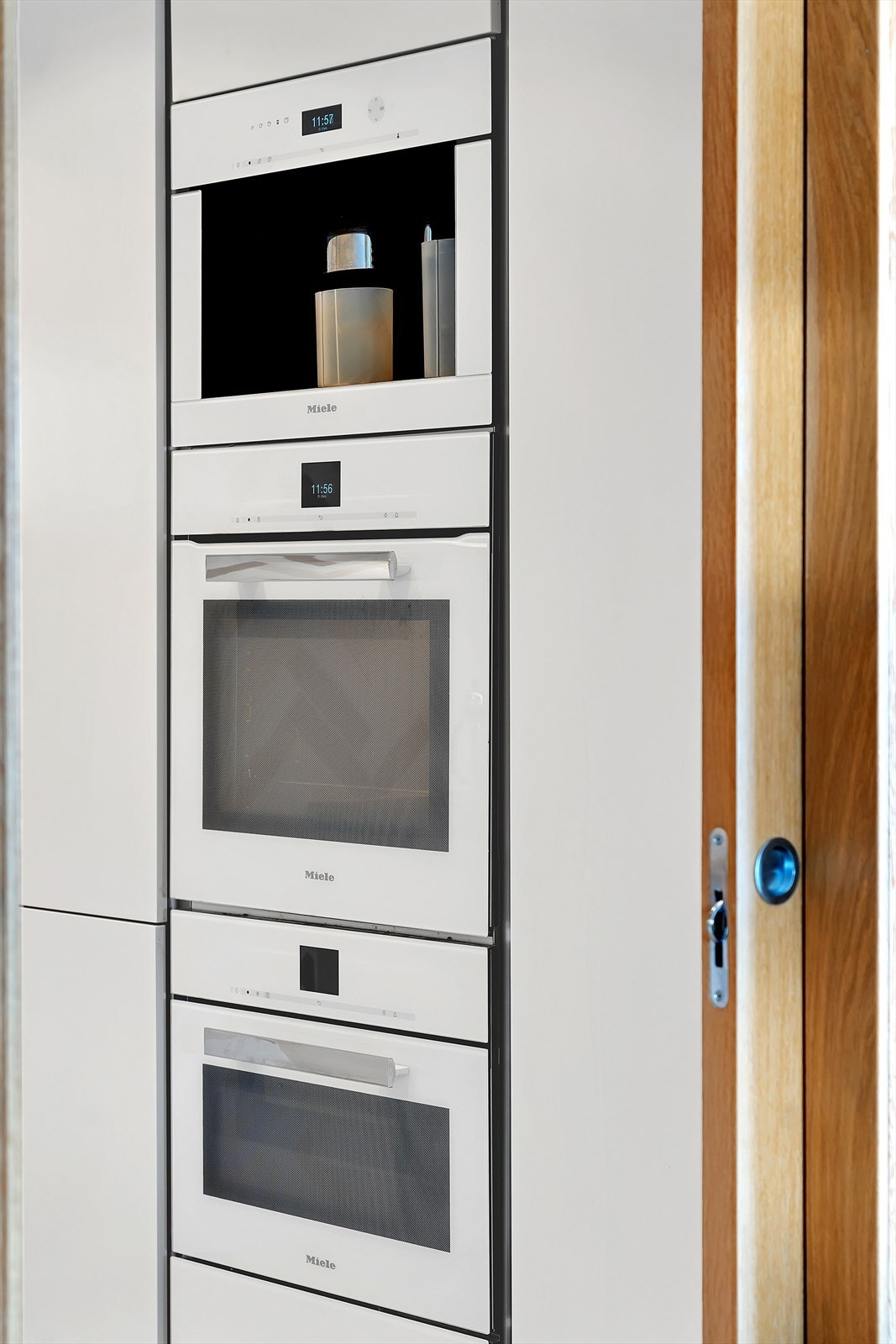 Grovkjøkkenet innehar integrerte hvitevarer, herunder stekovn, kombi mikro/dampovn, kaffemaskin, oppvaskmaskin, samt både kjøleskap og kombiskap, samt varmeskuff. Hvitevarer fra kvalitetsleverandøren Miele! Galleribilde