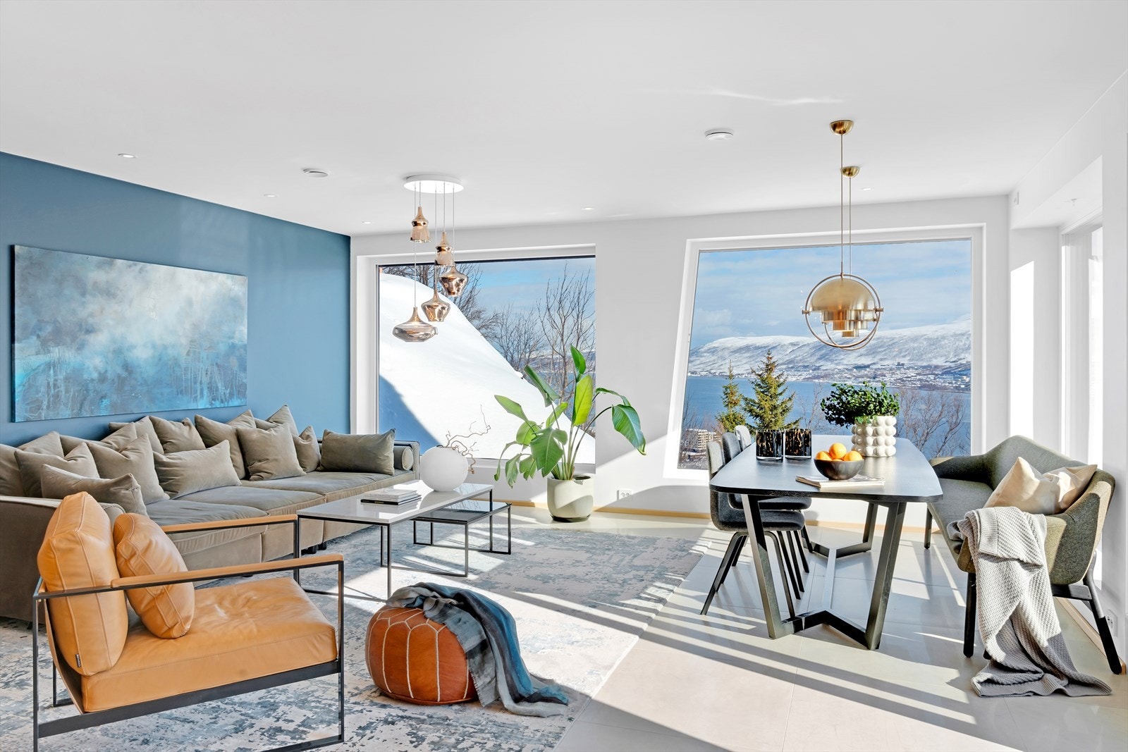 Store vindusflater fyller boligen med dagslys, og skaper en innbydende og positiv atmosfære. Her kan du nyte utsikten fra alle deler av boligen. Galleribilde