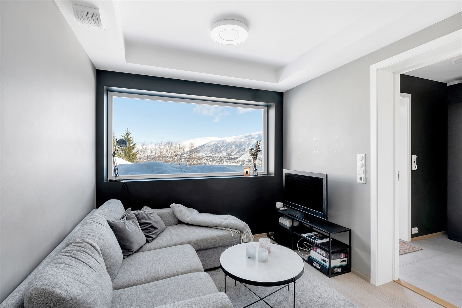 Med store vindusflater, kan utsikten også nytes fra sofakroken i utleiedelen. Galleribilde