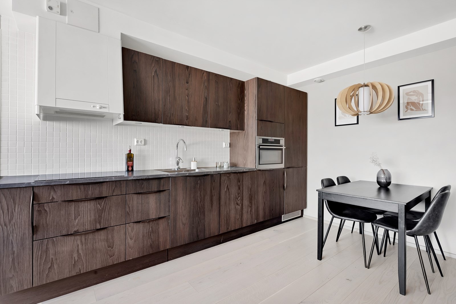 Stort kjøkken, med rikelig oppbevaring- og benkeplass. Åpen stue/kjøkken-løsning, med god plass til spisebord. Galleribilde