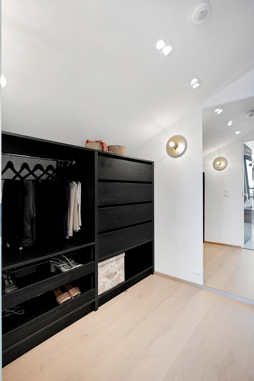 I garderoben har man svært gode oppheng- og oppbevaringsmuligheter av både sko og tøy. Galleribilde