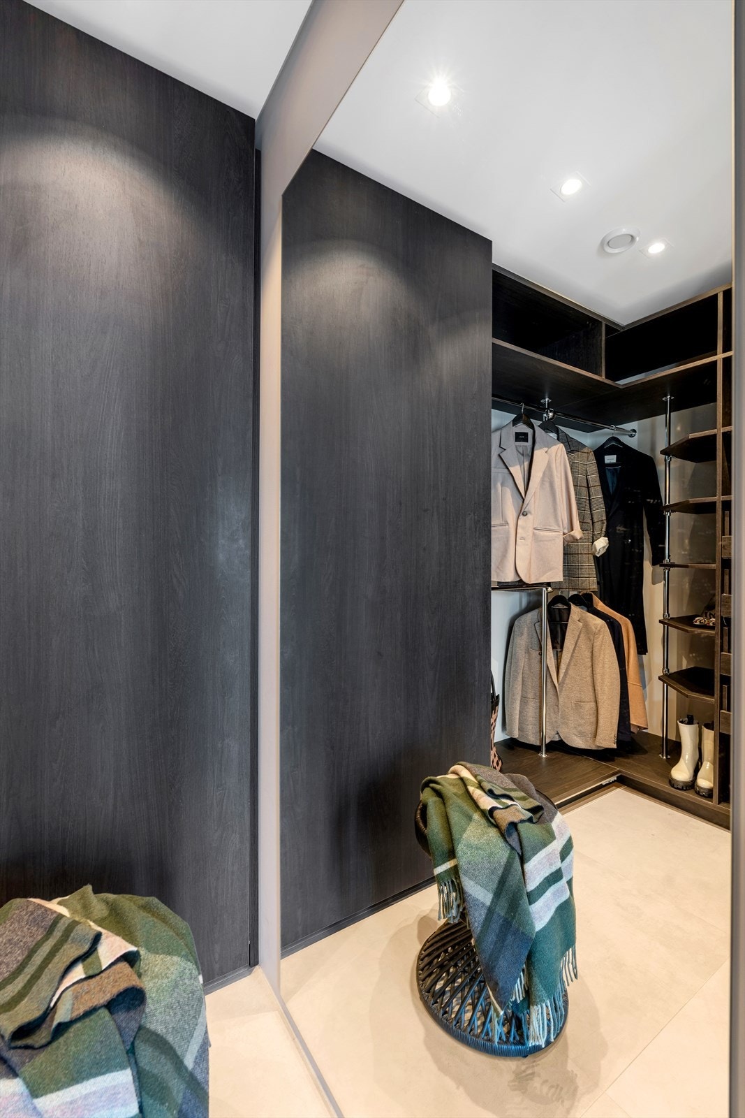 Garderoben er utstyrt med skyvedører og en rekke praktiske innredninger. Galleribilde