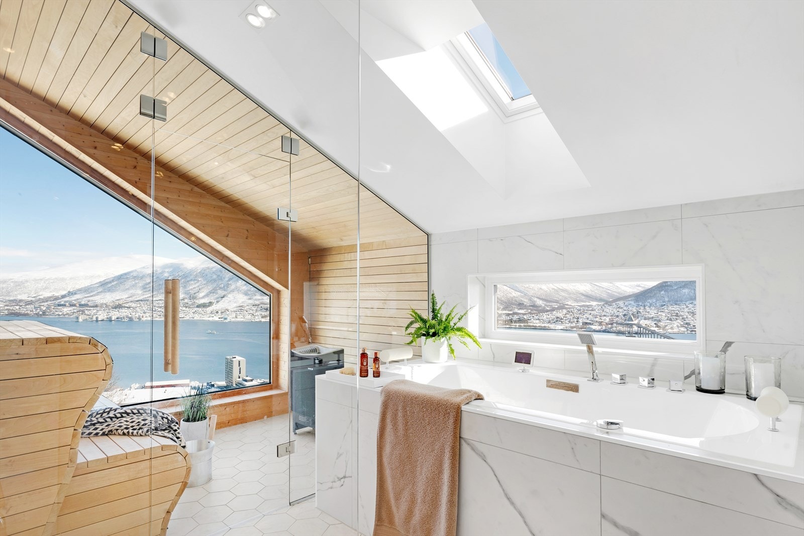Luksuriøst bad på boligens 3.plan, med vakker utsikt fra både boblebad og badstue, uten innsyn. Galleribilde
