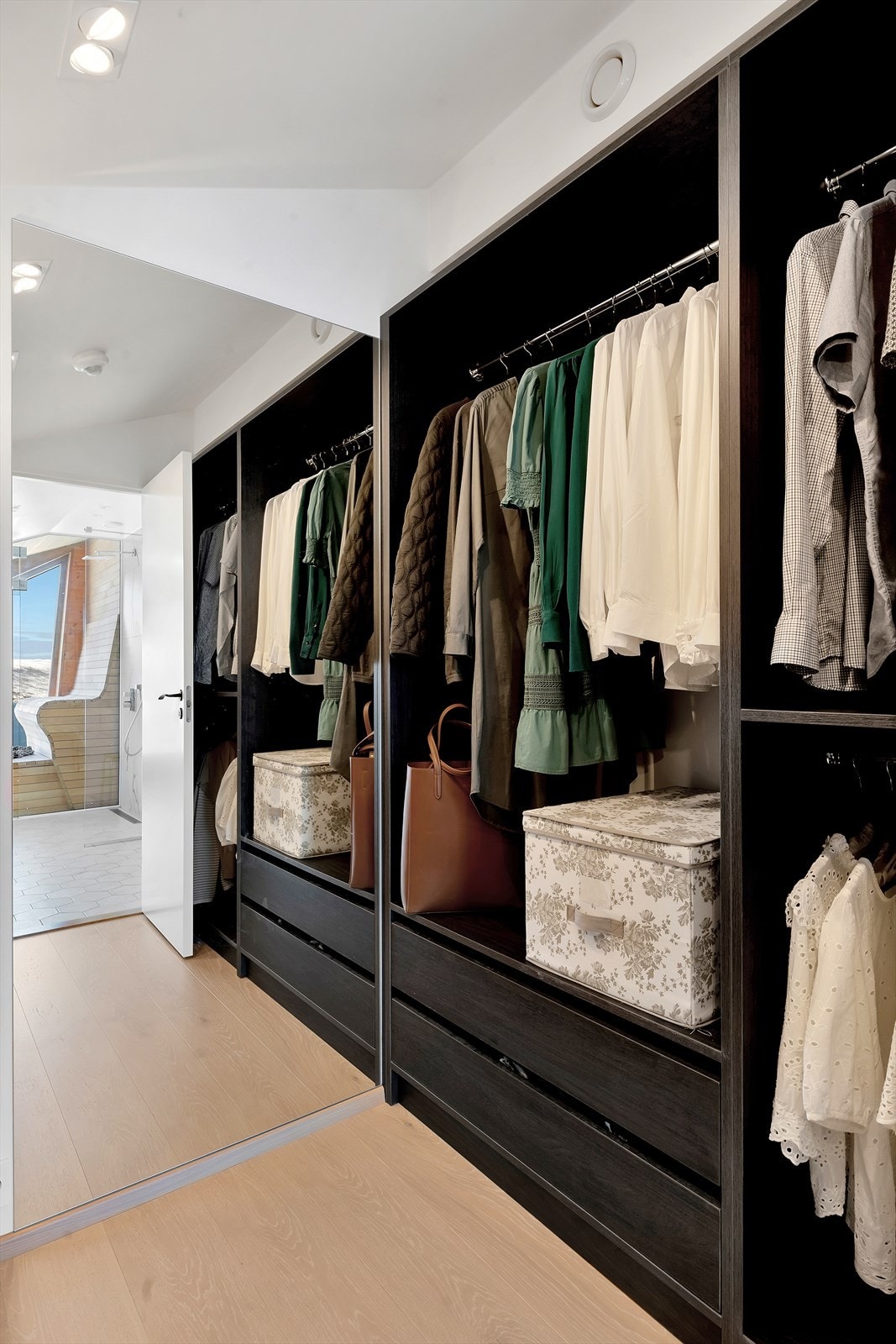 Soverommet er tilknyttet en svært praktisk garderobe/walk-in. Galleribilde