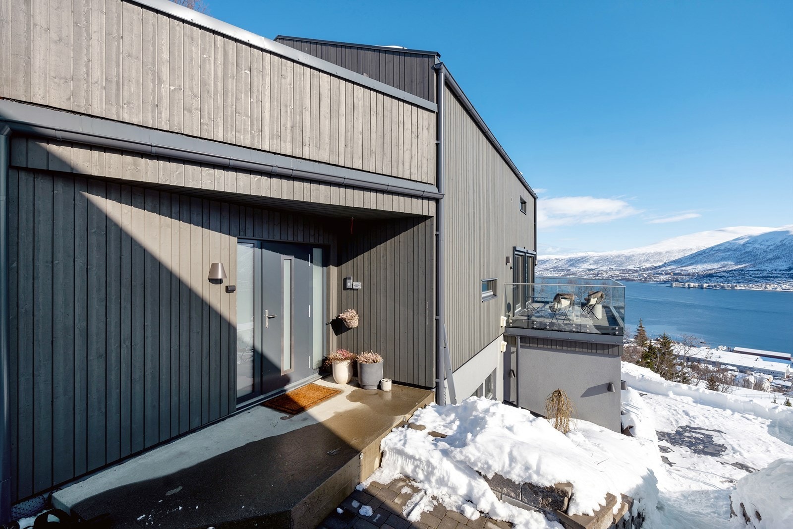 Hovedenheten har egen inngang på andre plan. Galleribilde