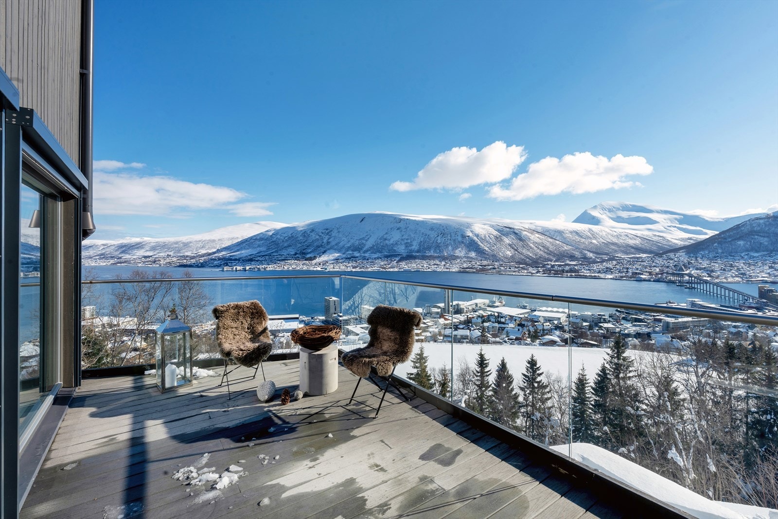 Nydelig utsikt over Tromsøysundet, hvor lange sommerdager kan nytes! Galleribilde