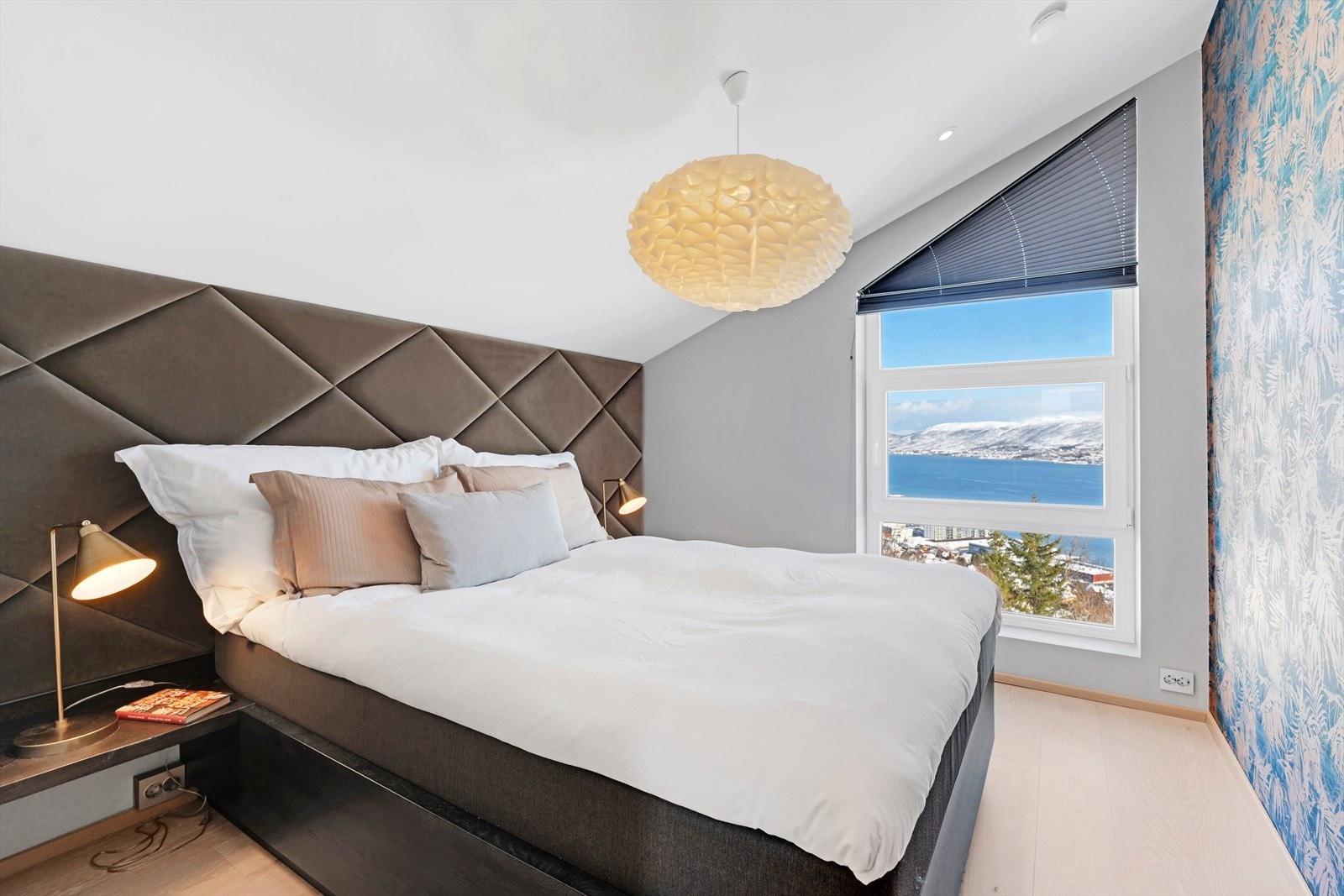 Det største soverommet finner man på boligens 3.plan, hvor man har god plass til stor seng og flott utsikt fra sengekanten. Galleribilde