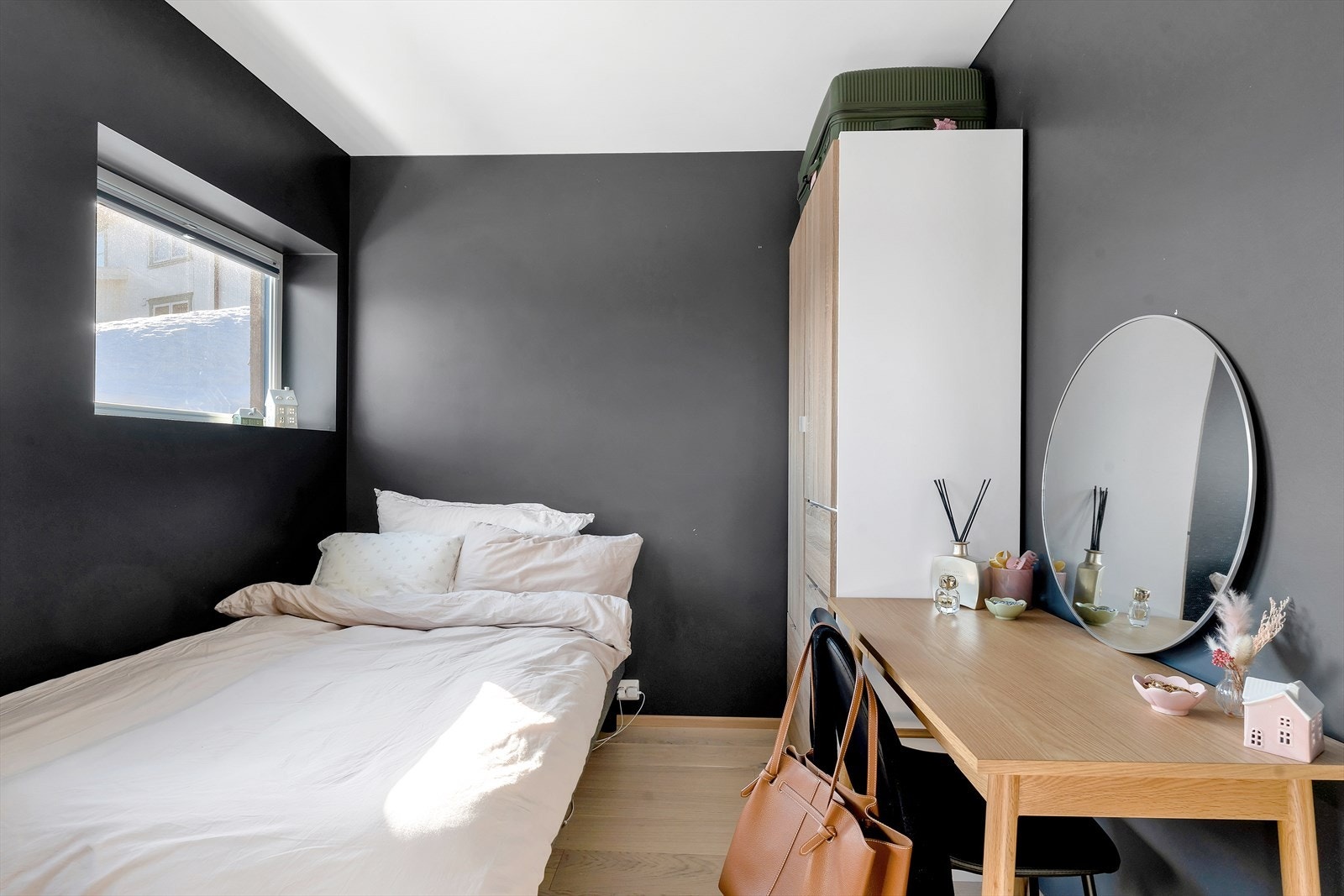 Soverom 1 gjennomført i behagelige farger, med god plass til stor seng, klesskap og skrivepult. Galleribilde