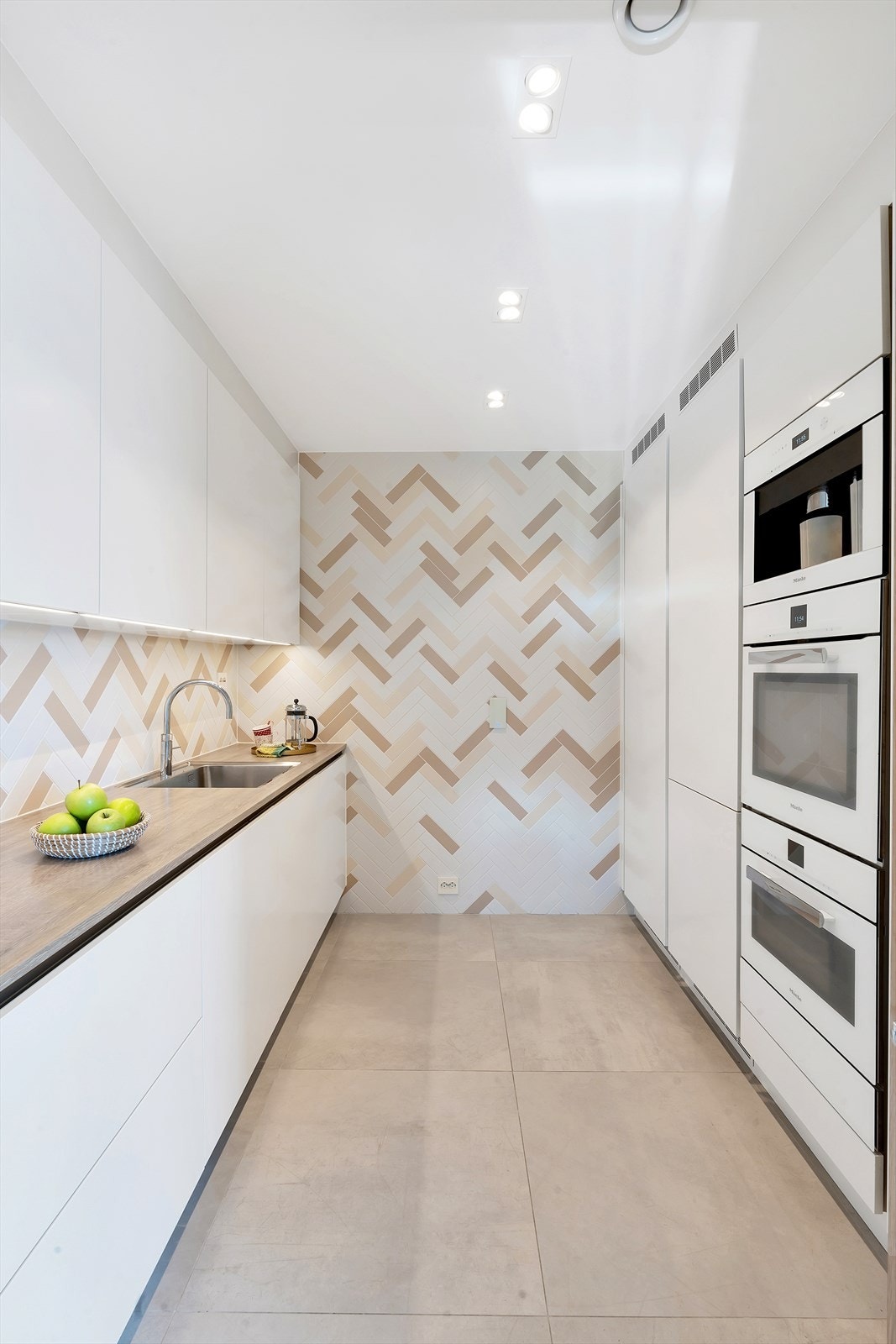 Grovkjøkkenet byr på mer oppbevaringsplass, og alt hjemmekokken måtte trenge for å tilberede et godt måltid. Galleribilde