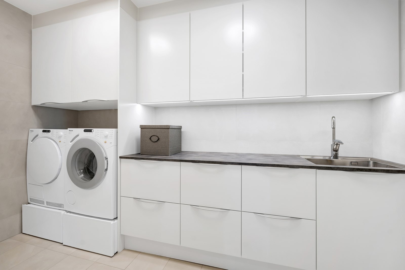 Tilknyttet badet på første plan, innehar boligen et romslig og praktisk vaskerom, med rikelig lagrings- og arbeidsplass. Galleribilde