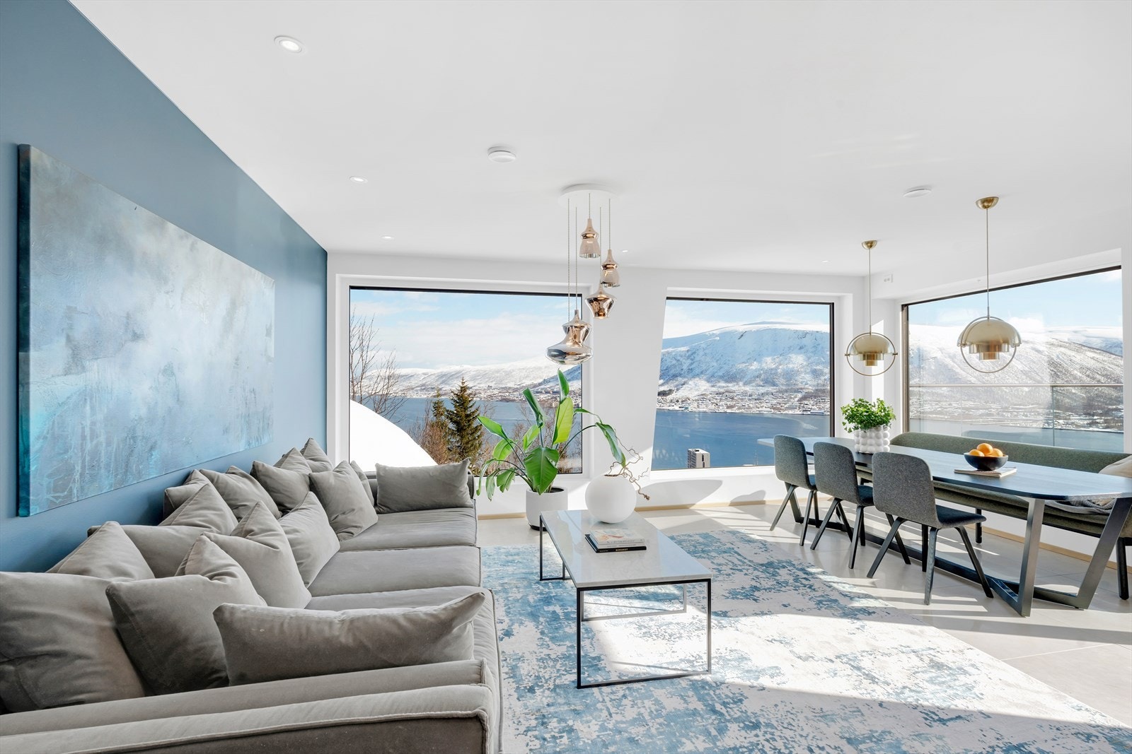 Med oppvarmet flisgulv på hele 2.plan, vedfyring og balansert ventilasjon sikres boligen et perfekt inneklima og en bokvalitet i særklasse. Galleribilde